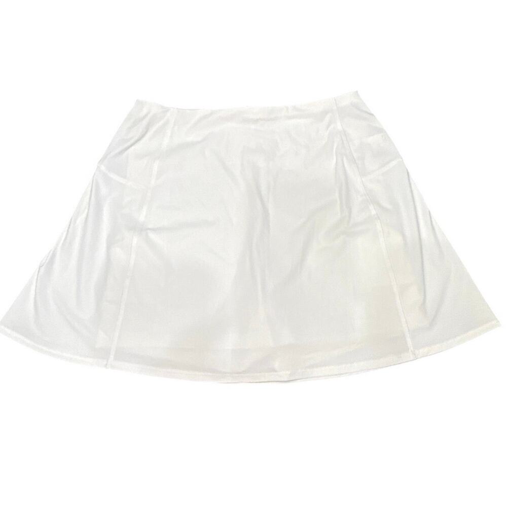 Wilson White W Club Tennis Skirt Size Medium NWT Athletic Skort - Picture 2 of 8